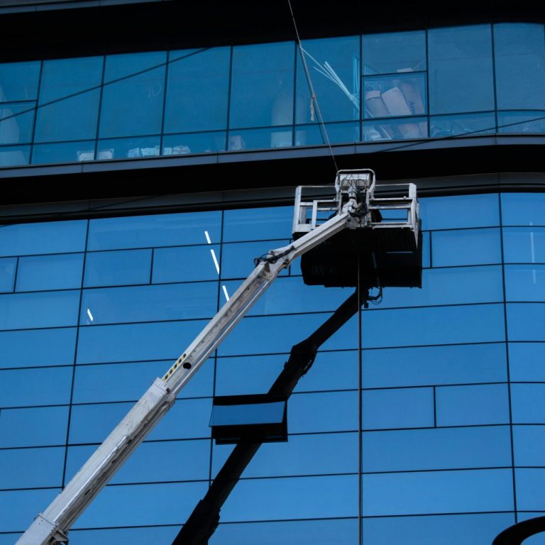 Moderne Glasfassade in Heidelberg – professionelle Gebäudereinigung