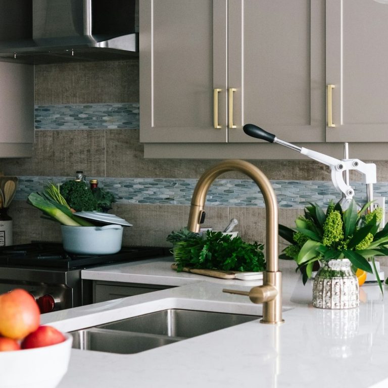 Strahlend sauberes Zuhause – liebevoll gepflegte Küche mit natürlichen Akzenten