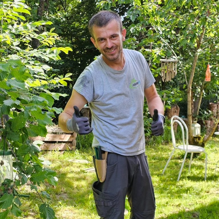 Gärtner bei der Arbeit – unser Teammitglied bei der Gartenpflege mit einem Lächeln